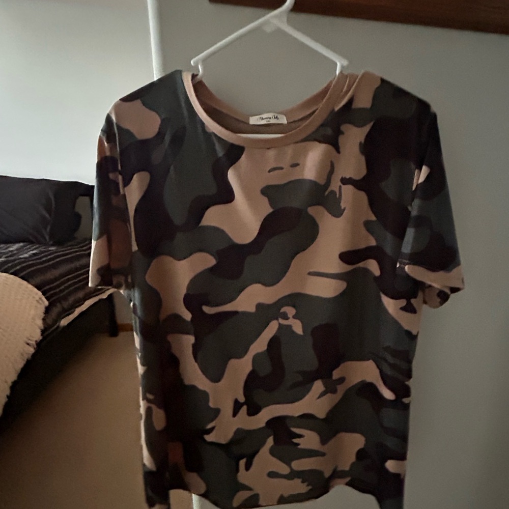 Camo short sleeve T, size xxl, fits like and xl, like new.